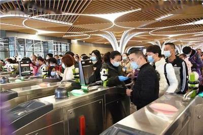 情暖雙節(jié)路 志愿伴你行——假日旅游服務(wù)中的暖心力量
